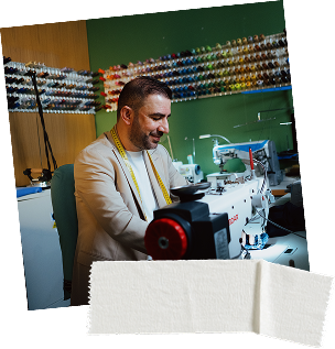 Een persoon die werkt achter een naaimachine.